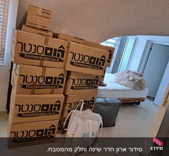 ארגזים מסודרים בחדר, חלק מתהליך ארגון בית